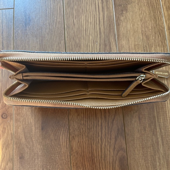 Michael Kors wallet - Picture 4 of 4